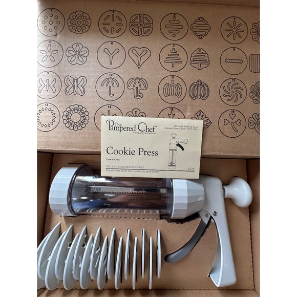 Pampered Chef #1525 manual cookie press in box with pamphlet - Picture 1 of 8